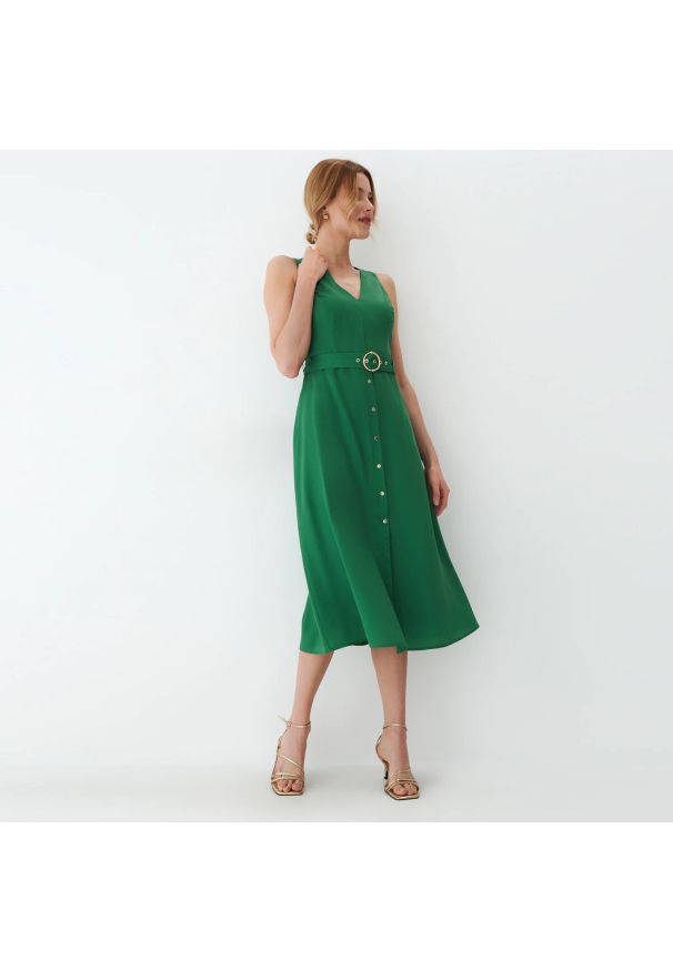 Mohito - Zielona sukienka midi z paskiem - Zielony. Kolor: zielony. Długość: midi