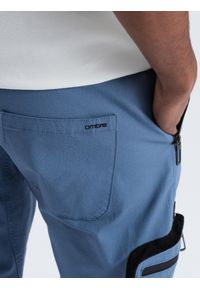 Ombre Clothing - Spodnie męskie JOGGERY z odstającymi i zapinanymi kieszeniami cargo - niebieskie V7 - Rozmiar: L. Kolor: niebieski. Materiał: guma, tkanina, elastan, bawełna. Wzór: nadruk #11