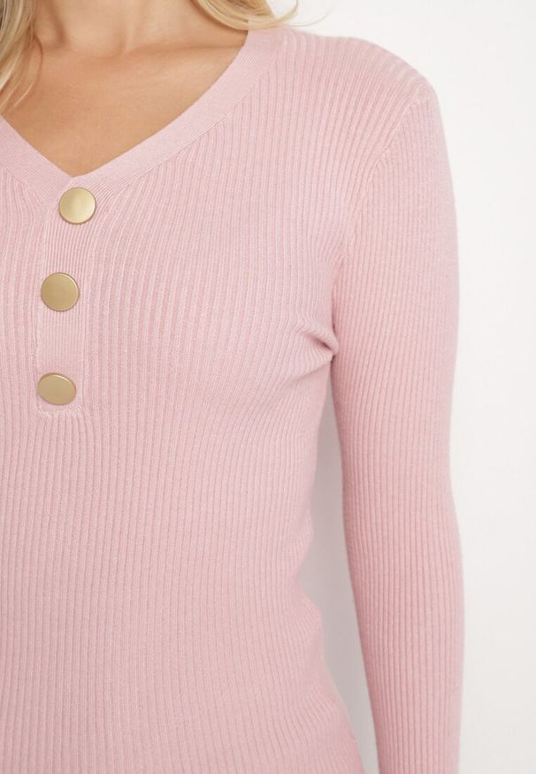 Born2be - Jasnoróżowy Sweter z Bawełną z Prążkowanego Materiału Ozdobiony Guzikami Zinfera. Okazja: na co dzień. Typ kołnierza: dekolt w serek. Kolor: różowy. Materiał: bawełna, materiał, prążkowany. Wzór: aplikacja. Styl: casual, klasyczny