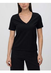 Reserved - T-shirt regular z dekoltem V - czarny. Kolor: czarny. Materiał: dzianina, bawełna