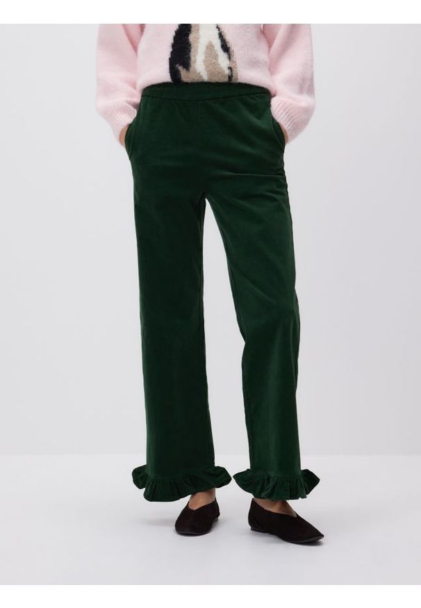 Reserved - Spodnie z falbanką - ciemnozielony. Kolor: zielony. Materiał: tkanina, bawełna