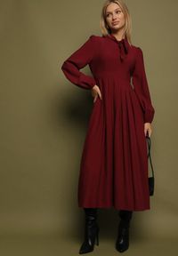 Born2be - Bordowa Wiskozowa Plisowana Sukienka z Wiązaniem Asorrise. Okazja: na co dzień. Kolor: czerwony. Materiał: wiskoza. Styl: casual, elegancki