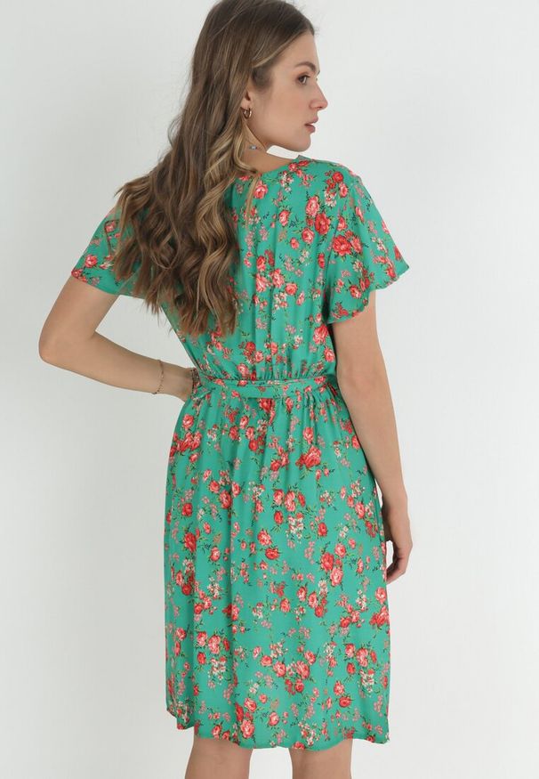 Born2be - Zielona Sukienka Midi z Wiskozy z Gumką w Talii i Krótkim Rękawem Jodys. Kolor: zielony. Materiał: wiskoza. Długość rękawa: krótki rękaw. Długość: midi