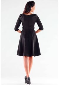 Awama - Elegancka sukienka rozkloszowana z ozdobnymi guzikami czarna. Okazja: do pracy. Kolor: czarny. Styl: elegancki #2