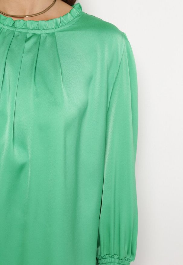 Born2be - Zielona Bluzka z Lekko Rozszerzanym Dołem i Ozdobnymi Marszczeniami Faelwenia. Kolor: zielony. Materiał: bawełna. Sezon: jesień