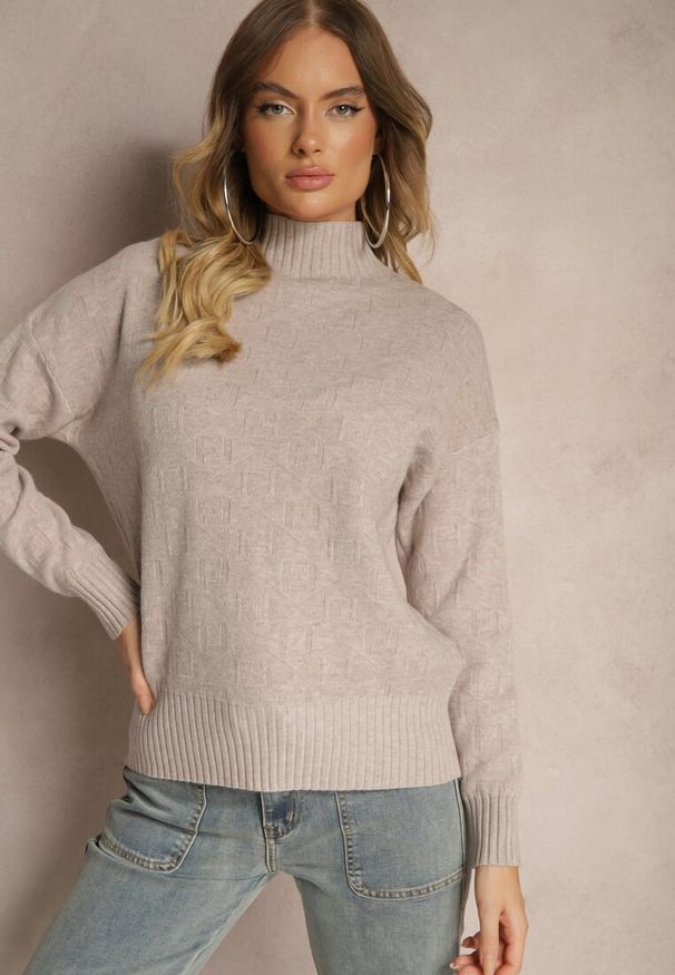 Renee - Beżowy Golf Sweter z Tłoczeniem i Ściągaczami Melovira. Typ kołnierza: golf. Kolor: beżowy. Sezon: zima