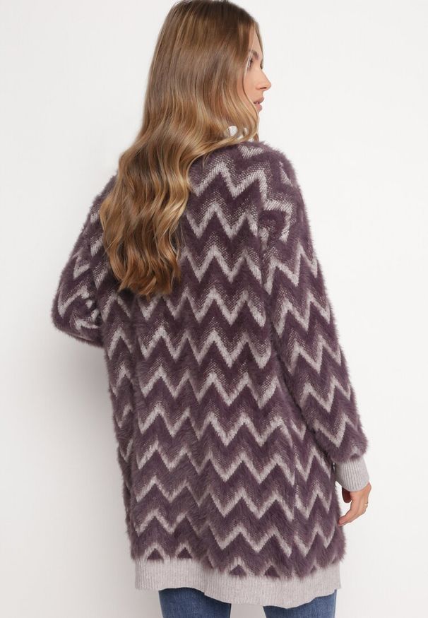 Born2be - Ciemnofioletowy Niezapinany Kardigan Przed Kolano w Paski Chevron Afesura. Kolor: fioletowy. Materiał: dzianina. Długość rękawa: długi rękaw. Długość: długie. Wzór: paski