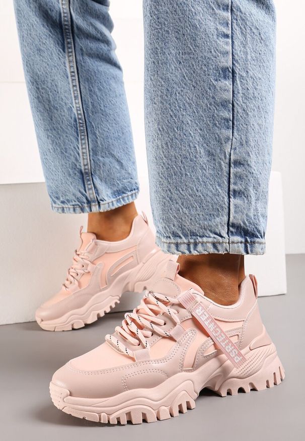 Born2be - Różowe Sneakersy z Tłoczoną Podeszwą Ozdobione Tasiemką z Napisem Hecattes. Kolor: różowy. Wzór: napisy, aplikacja. Sezon: jesień, wiosna