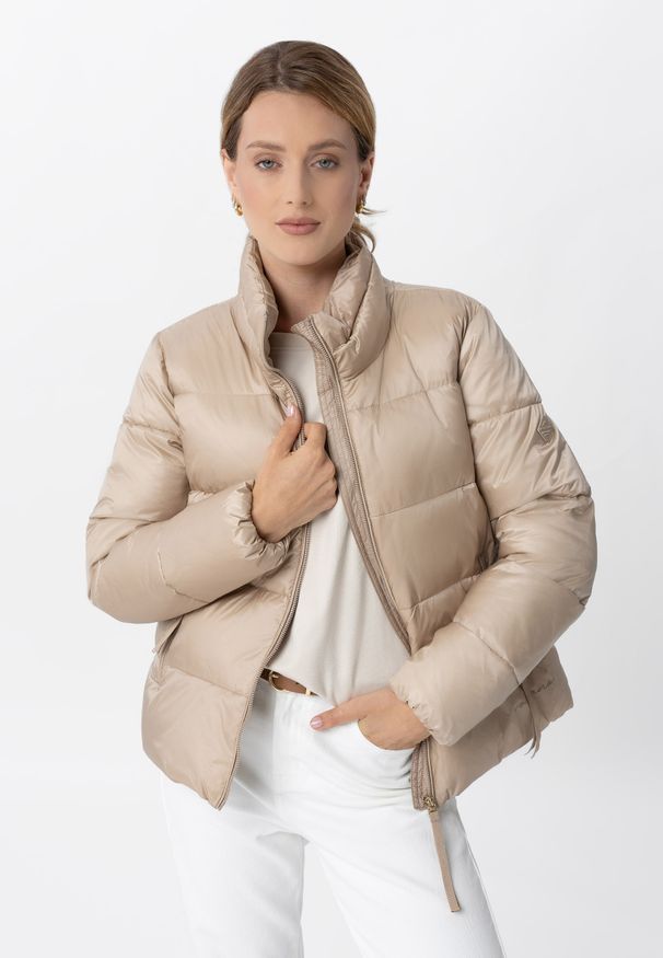 Volcano - Pikowana kurtka J-GIGI. Okazja: na co dzień. Typ kołnierza: kołnierzyk stójkowy. Kolekcja: plus size. Kolor: beżowy. Materiał: poliester, włókno, poliamid, materiał. Długość: długie. Styl: sportowy, casual