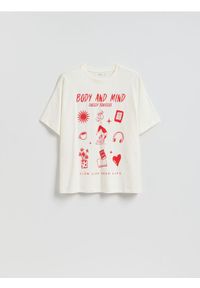 Reserved - Luźny t-shirt z nadrukiem - złamana biel. Materiał: dzianina, bawełna. Wzór: nadruk #1