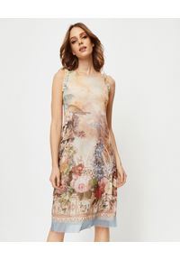 ANA ALCAZAR - Beżowa sukienka midi z nadrukiem. Kolor: beżowy. Materiał: materiał. Wzór: nadruk. Sezon: lato. Typ sukienki: z odkrytymi ramionami. Długość: midi #1