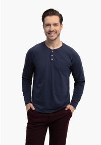 Volcano - Longsleeve z dekoltem z guzikami L-CHARL. Okazja: na co dzień. Kolor: niebieski. Materiał: jersey, skóra, dzianina. Długość rękawa: długi rękaw. Długość: długie. Wzór: melanż. Styl: casual