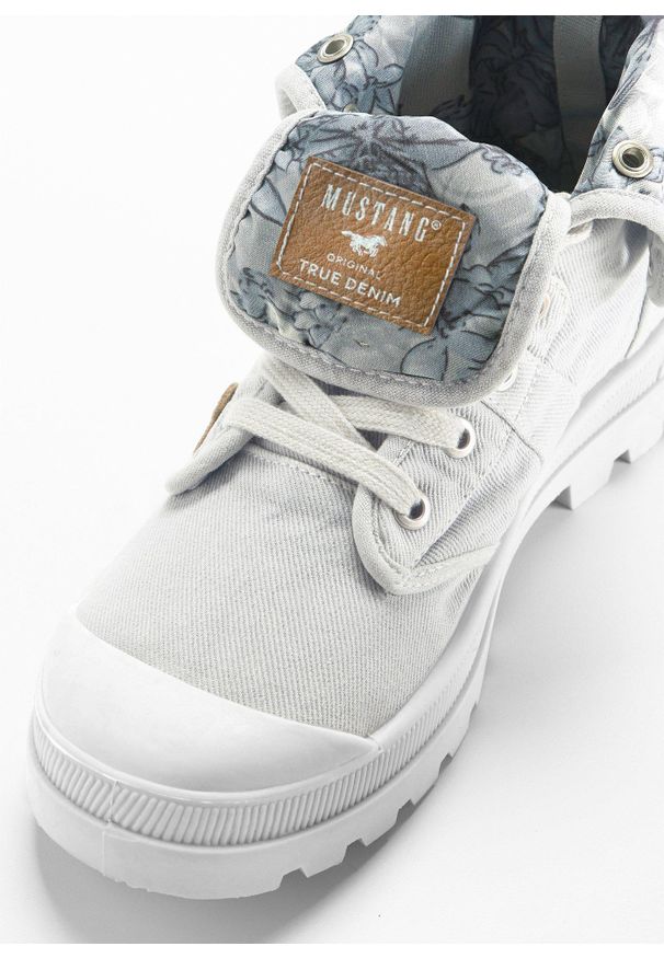 bonprix - Wysokie sneakersy marki Mustang, z bawełnianego płótna. Kolor: szary. Materiał: bawełna