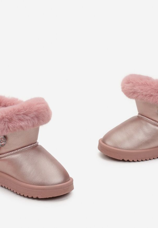 Born2be - Różowe Śniegowce z Metalicznym Efektem Ozdobione Futerkiem Oinare. Kolor: różowy. Materiał: futro. Szerokość cholewki: normalna. Wzór: aplikacja