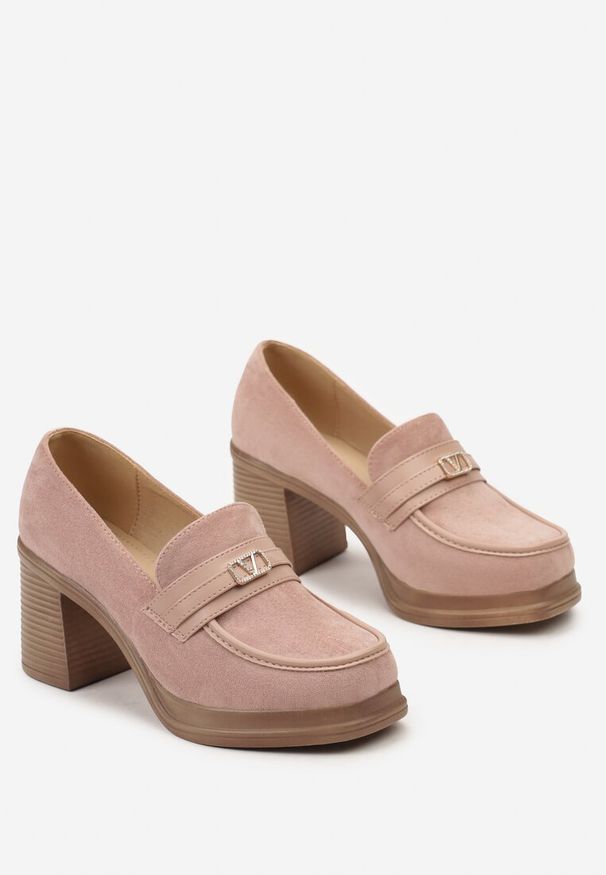 Renee - Różowe Półbuty w Stylu Mokasynów na Słupku z Klamerką Amledis. Kolor: różowy. Obcas: na słupku. Styl: elegancki. Wysokość obcasa: średni
