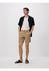 Reserved - Wzorzyste szorty regular - beżowy. Kolor: beżowy. Materiał: wiskoza, dzianina #1