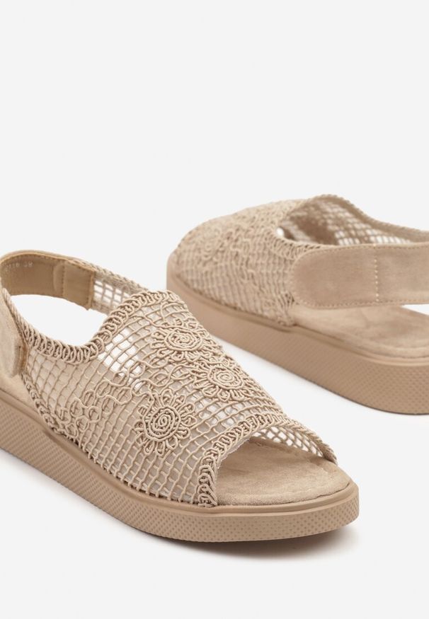 Born2be - Ciemnobeżowe Sandały z Plecionką Ażurową Cholewką Alanolea. Okazja: na co dzień. Zapięcie: rzepy. Kolor: beżowy. Wzór: ażurowy. Styl: casual, elegancki