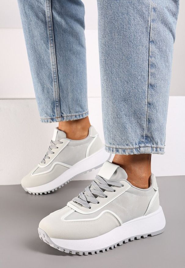 Born2be - Szare Płaskie Sneakersy z Geometrycznym Motywem Erisalen. Okazja: na spacer, do pracy. Zapięcie: sznurówki. Kolor: szary. Materiał: jeans, bawełna. Wzór: geometria. Sport: turystyka piesza
