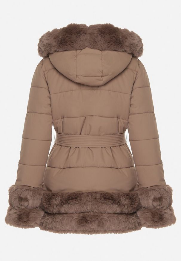 Born2be - Ciemnobeżowa Taliowana Kurtka z Paskiem Kapturem i Ozdobnym Futrem Rainaria. Okazja: do pracy, na co dzień, na spotkanie biznesowe. Kolor: beżowy. Materiał: futro. Styl: casual, retro, elegancki, biznesowy