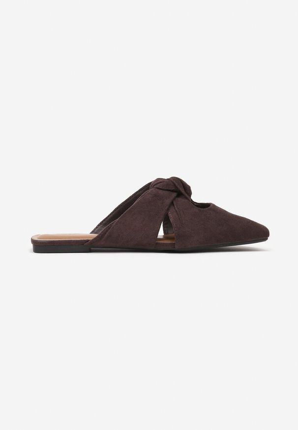 Born2be - Ciemnobrązowe Klapki Mule Vices Zdobione Supłem Lavisse. Okazja: na co dzień, na spotkanie biznesowe, do pracy. Kolor: brązowy. Materiał: jeans. Wzór: aplikacja. Obcas: na płaskiej podeszwie. Styl: klasyczny, elegancki, biznesowy, casual