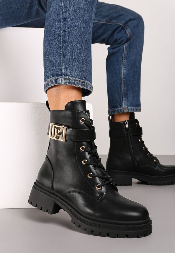 Born2be - Czarne Płaskie Botki w Stylu Workerów z Paskiem i Metaliczną Klamrą Saivone. Okazja: na co dzień. Zapięcie: klamry. Kolor: czarny. Materiał: jeans. Wzór: aplikacja. Styl: elegancki, casual