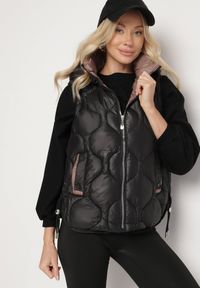 Born2be - Czarna Pikowana Kamizelka z Odpinanym Kapturem i Ściągaczami Liosta. Okazja: na co dzień, na spotkanie biznesowe. Kolor: czarny. Materiał: jeans. Styl: casual, biznesowy #1