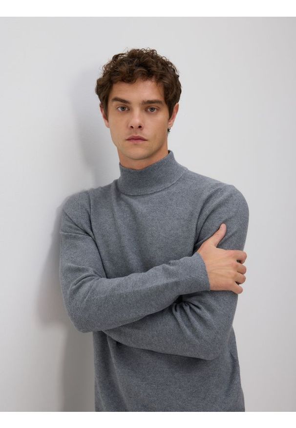 Reserved - Gładki golf z dzianiny - ciemnoszary. Typ kołnierza: golf. Kolor: szary. Materiał: dzianina. Wzór: gładki