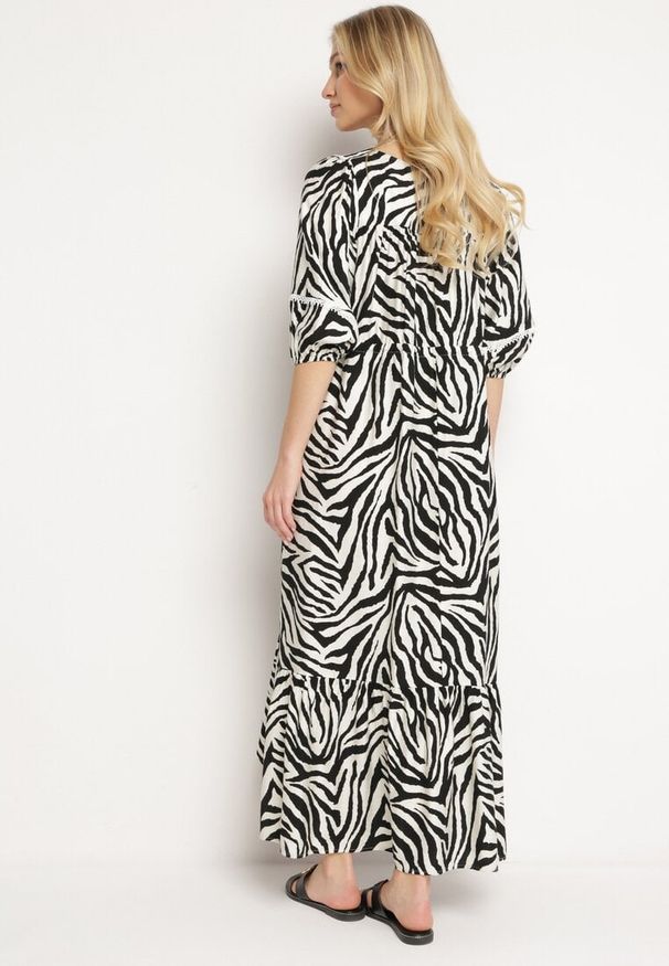 Born2be - Czarno-Biała Sukienka z Bawełny i Wiskozy w Abstrakcyjne Paski ze Sznurkiem w Talii Navarae. Okazja: na co dzień. Kolor: czarny. Materiał: wiskoza, bawełna. Wzór: paski. Typ sukienki: proste. Styl: casual, wizytowy