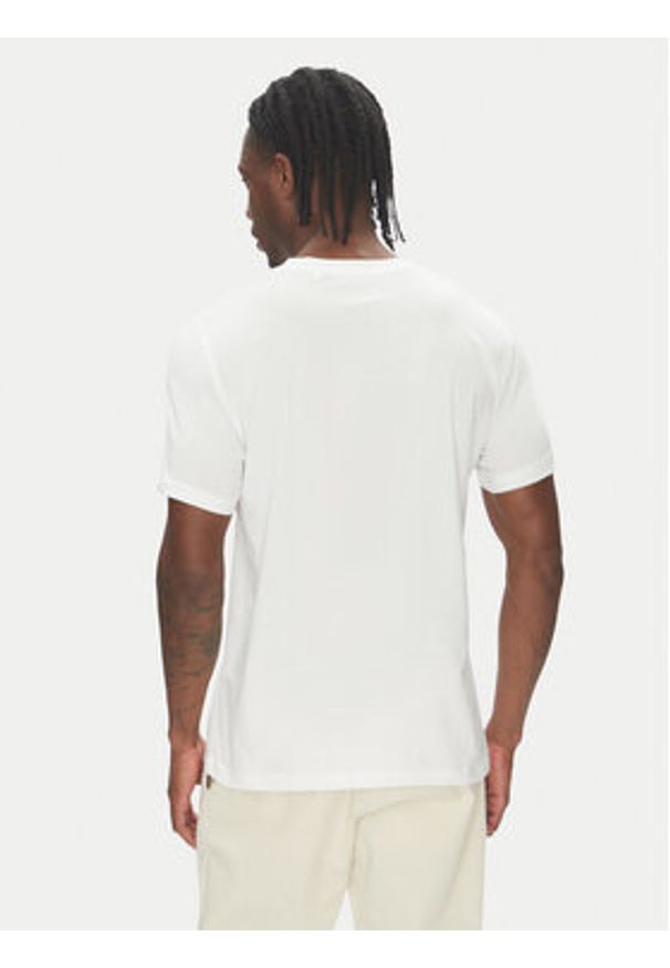 Mustang T-Shirt Austin 1016492 Biały Regular Fit. Kolor: biały. Materiał: bawełna