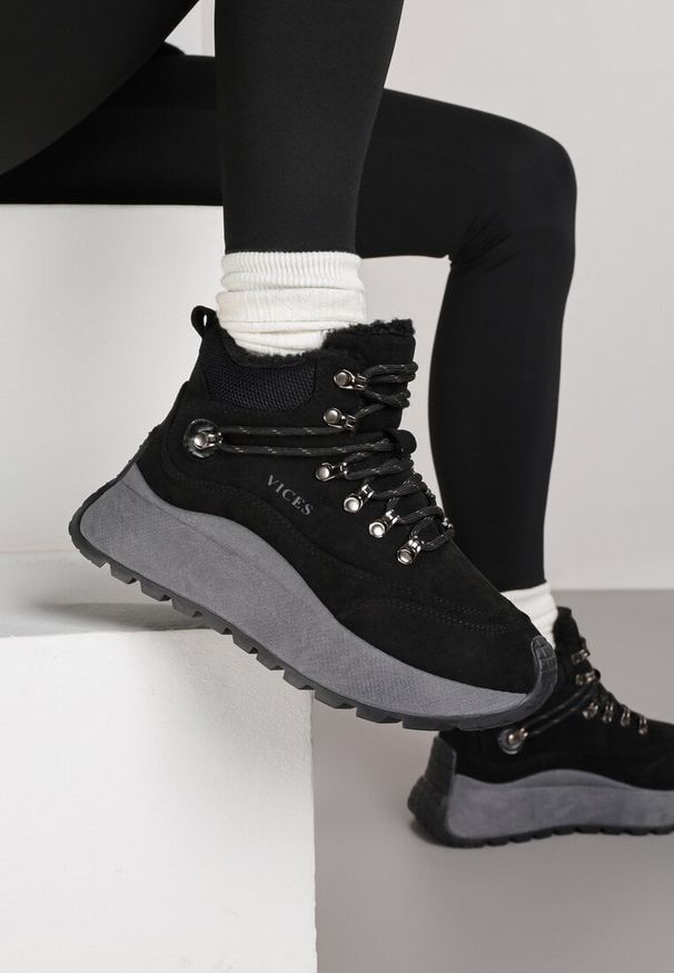 Born2be - Czarne Sportowe Sneakersy Śniegowce Vices na Grubej Podeszwie Nellsana. Okazja: na co dzień. Kolor: czarny. Materiał: jeans. Szerokość cholewki: normalna. Wzór: aplikacja
