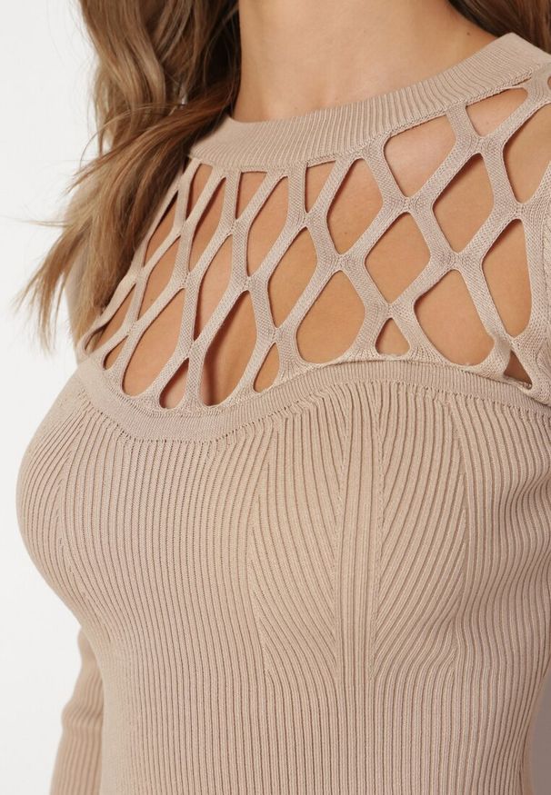 Born2be - Beżowa Prążkowana Sukienka Maxi z Ażurowym Wzorem i Wycięciem Zanelia. Kolor: beżowy. Materiał: prążkowany. Długość rękawa: długi rękaw. Wzór: ażurowy. Typ sukienki: proste. Długość: maxi