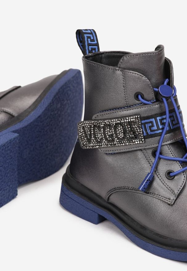 Born2be - Ciemnoszare Botki na Rzep Diomeope. Okazja: na co dzień, na uczelnię. Zapięcie: rzepy. Kolor: szary. Materiał: jeans. Wzór: aplikacja. Styl: casual, elegancki