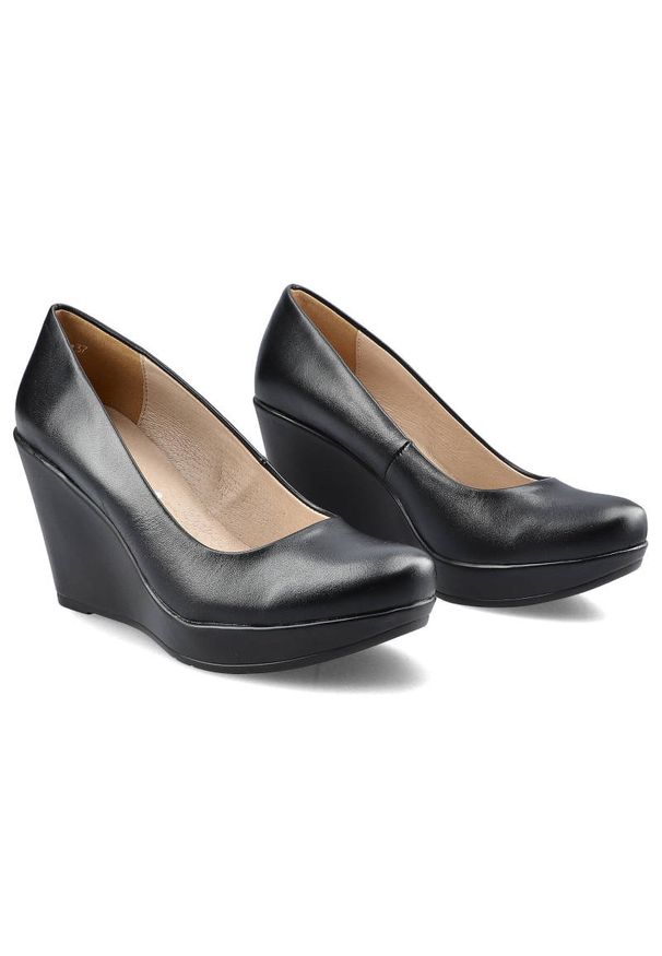 Czarne Czółenka Karino Damskie Półbuty Na Koturnie. Okazja: na co dzień, na spotkanie biznesowe. Kolor: czarny. Materiał: skóra. Obcas: na koturnie. Styl: biznesowy, casual, elegancki