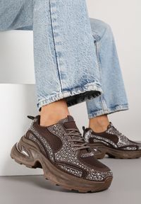 Born2be - Brązowe Sneakersy na Grubej Podeszwie z Cyrkoniami Lenisse. Nosek buta: okrągły. Zapięcie: sznurówki. Kolor: brązowy. Materiał: materiał. Obcas: na obcasie. Wysokość obcasa: niski #4