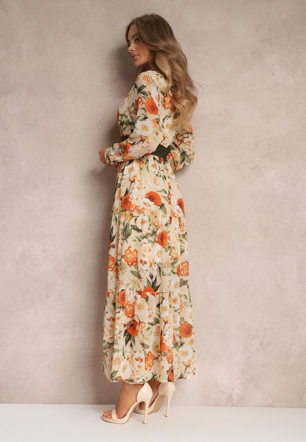 Renee - Jasnobeżowa Sukienka z Paskiem i Gumką w Pasie Hahonu. Kolor: beżowy. Materiał: zamsz. Długość rękawa: długi rękaw. Wzór: nadruk, kwiaty. Typ sukienki: kopertowe. Styl: boho. Długość: maxi