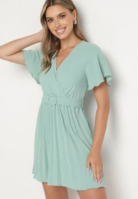 Born2be - Miętowa Sukienka Plisowana z Kopertowym Dekoltem Zamiya. Kolor: miętowy. Materiał: materiał. Długość rękawa: krótki rękaw. Typ sukienki: kopertowe #1
