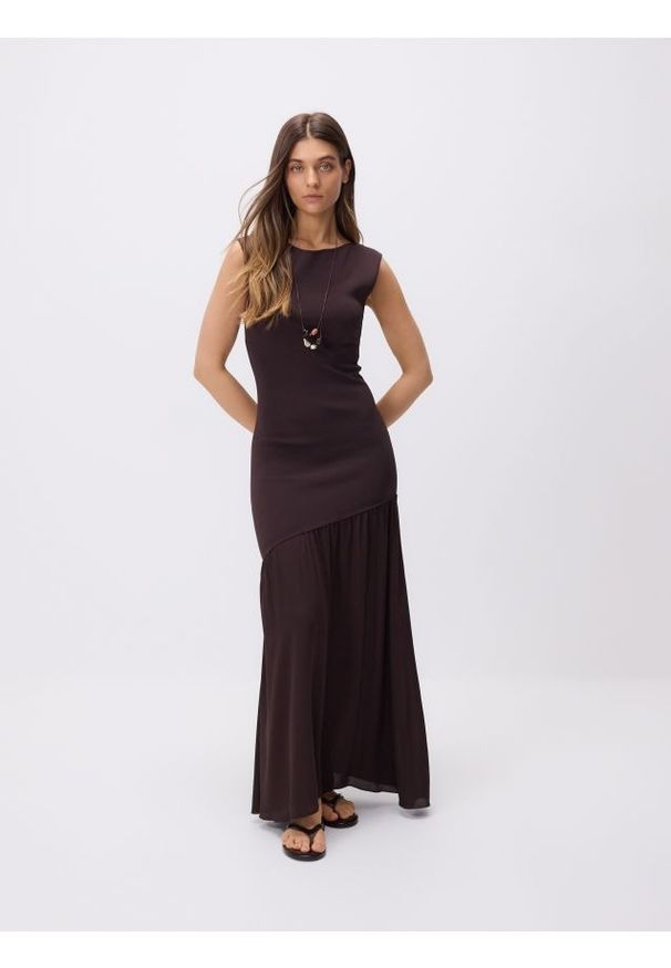 Reserved - Dzianinowa sukienka - brązowy. Kolor: brązowy. Materiał: dzianina. Wzór: gładki