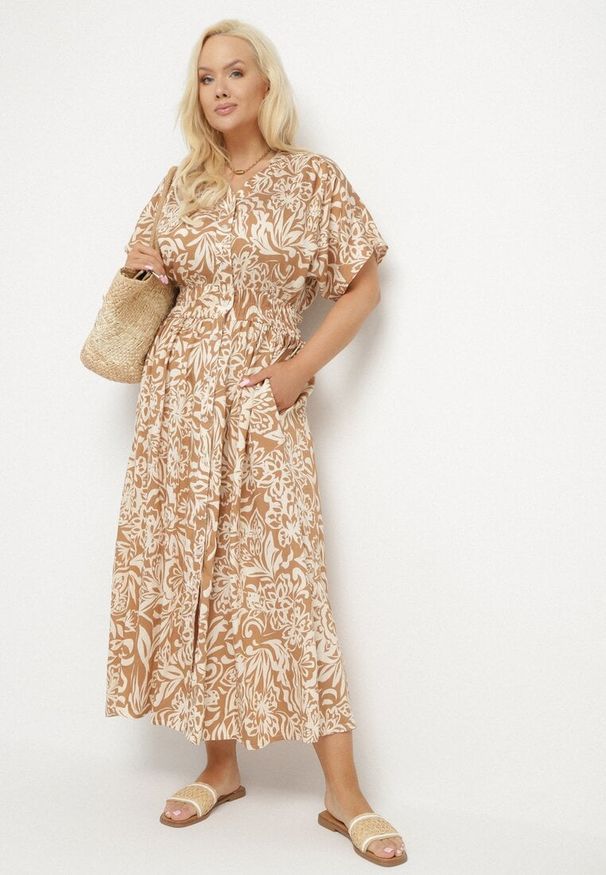 Born2be - Beżowa Sukienka Wiskozowa w Kwiaty Rozkloszowana Efrisa. Okazja: na co dzień. Typ kołnierza: dekolt w kształcie V. Kolor: beżowy. Wzór: kwiaty. Typ sukienki: rozkloszowane. Materiał: wiskoza. Długość rękawa: krótki rękaw. Sezon: lato. Styl: casual, elegancki