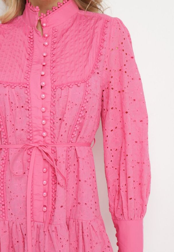 Born2be - Fuksjowa Sukienka z Haftowanej Tkaniny ze Stójką i Perłowymi Guzikami Salino. Typ kołnierza: kołnierzyk stójkowy. Kolor: różowy. Materiał: tkanina. Wzór: haft. Styl: vintage. Długość: midi