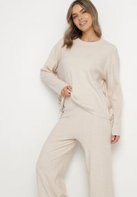 Born2be - Jasnobeżowy Dzianinowy Komplet z Wiskozą Szerokie Spodnie i Sweter z Aplikacjami Miozara. Kolor: beżowy. Materiał: wiskoza, dzianina. Wzór: aplikacja #3