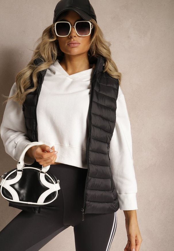 Renee - Czarna Kamizelka Ozdobiona Pikowaniem Wykończona Kapturem i Sznurkami Xenaria. Okazja: na co dzień. Kolor: czarny. Materiał: jeans. Wzór: aplikacja. Styl: elegancki, casual