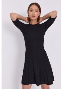 Love Moschino Sukienka kolor czarny mini rozkloszowana. Kolor: czarny. Materiał: dzianina. Długość rękawa: krótki rękaw. Wzór: gładki. Typ sukienki: rozkloszowane. Długość: mini #2