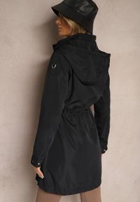 Renee - Granatowa Kurtka Parka Ściągana w Talii Troczkiem z Odpinanym Kapturem Fessiania. Okazja: na co dzień, na spotkanie biznesowe. Kolor: niebieski. Materiał: jeans. Styl: biznesowy, elegancki, casual #4