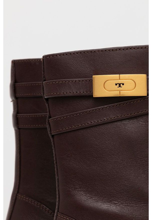 Tory Burch Workery skórzane damskie kolor bordowy na płaskim obcasie. Nosek buta: okrągły. Zapięcie: sznurówki. Kolor: czerwony. Materiał: skóra. Obcas: na obcasie. Wysokość obcasa: niski