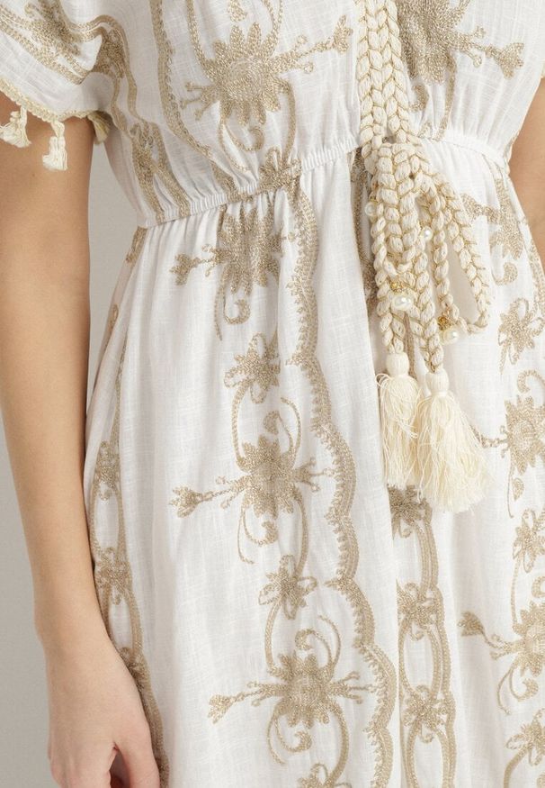Born2be - Biała Bawełniana Sukienka w Boho Print Rozkloszowana z Metalicznymi Haftami i Frędzlami Divilea. Okazja: na co dzień. Typ kołnierza: dekolt w kształcie V. Kolor: biały. Materiał: bawełna. Długość rękawa: długi rękaw. Wzór: nadruk, haft. Styl: boho