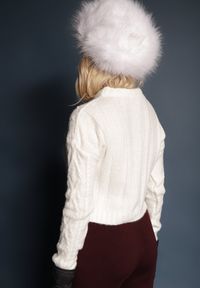 Renee - Jasnobeżowy Sweter o Krótkim Kroju z Ozdobnym Splotem w Warkocz Selornis. Okazja: na co dzień. Kolor: beżowy. Materiał: jeans. Długość rękawa: długi rękaw. Długość: krótkie. Wzór: ze splotem. Styl: klasyczny, elegancki, casual #4