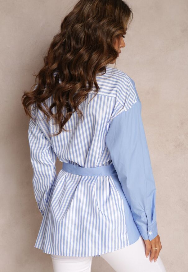 Renee - Niebieska Koszula Wiązana w Talii z Asymetrycznym Dołem w Paski Colle. Kolor: niebieski. Materiał: materiał. Długość rękawa: długi rękaw. Długość: długie. Wzór: paski