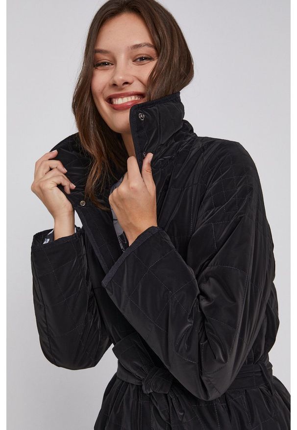 Desigual Kurtka damska kolor czarny zimowa. Okazja: na co dzień. Kolor: czarny. Materiał: materiał, włókno. Sezon: zima. Styl: casual
