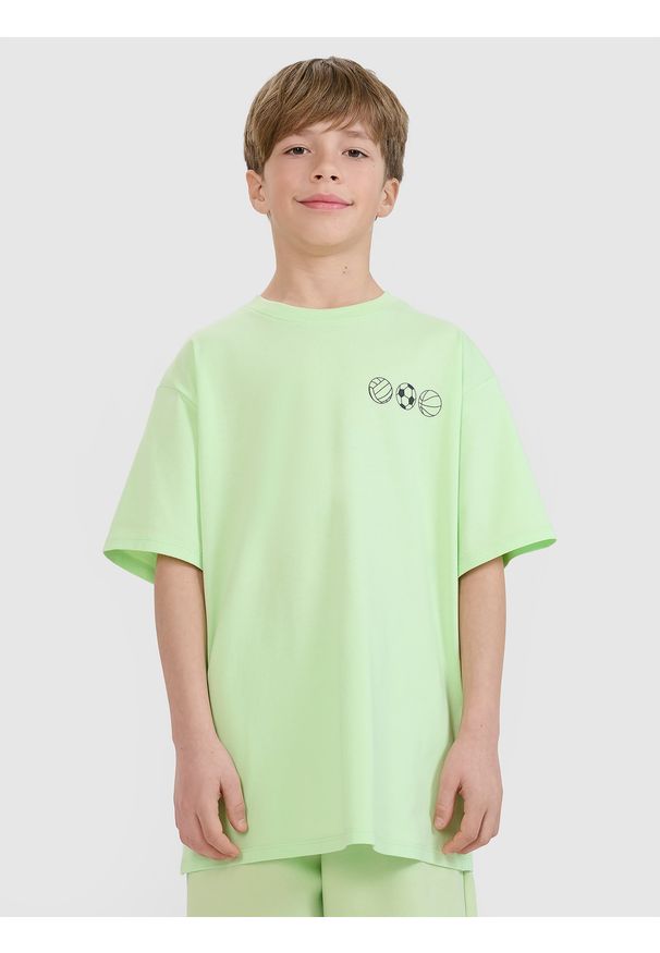 4f - 4F T-shirt oversize z nadrukiem chłopięcy - zielony 140 (9-10 lat). Okazja: na co dzień. Kolor: zielony. Materiał: dzianina, bawełna, jersey. Długość rękawa: krótki rękaw. Długość: krótkie. Wzór: nadruk. Sezon: lato. Styl: klasyczny, sportowy, casual