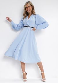 Born2be - Jasnoniebieska Sukienka Rozkloszowana z Paskiem Aidyn. Kolor: niebieski. Typ sukienki: kopertowe. Styl: elegancki. Długość: midi #1